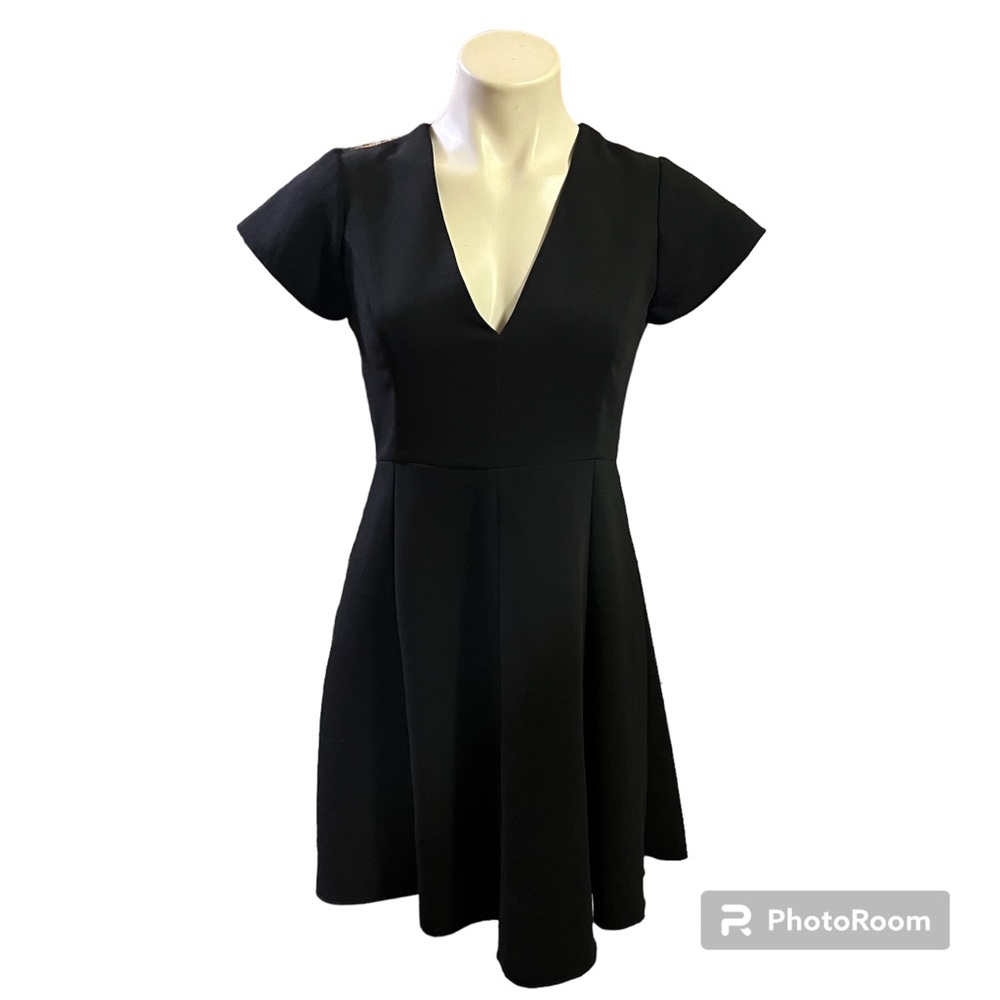 - Wilfred Aritzia Womens Foucault Dress Sz 4 Black Fit & Flare V-Neck